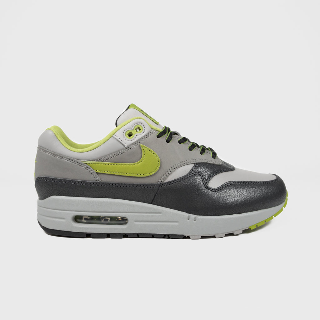 Nike air shops grey and yellow shoes