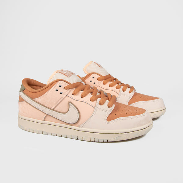 Nike SB - Dunk Low 'Trocadero' Pro Premium Shoes - Amber Brown / Guava Ice / Crimson Tint / Hemp