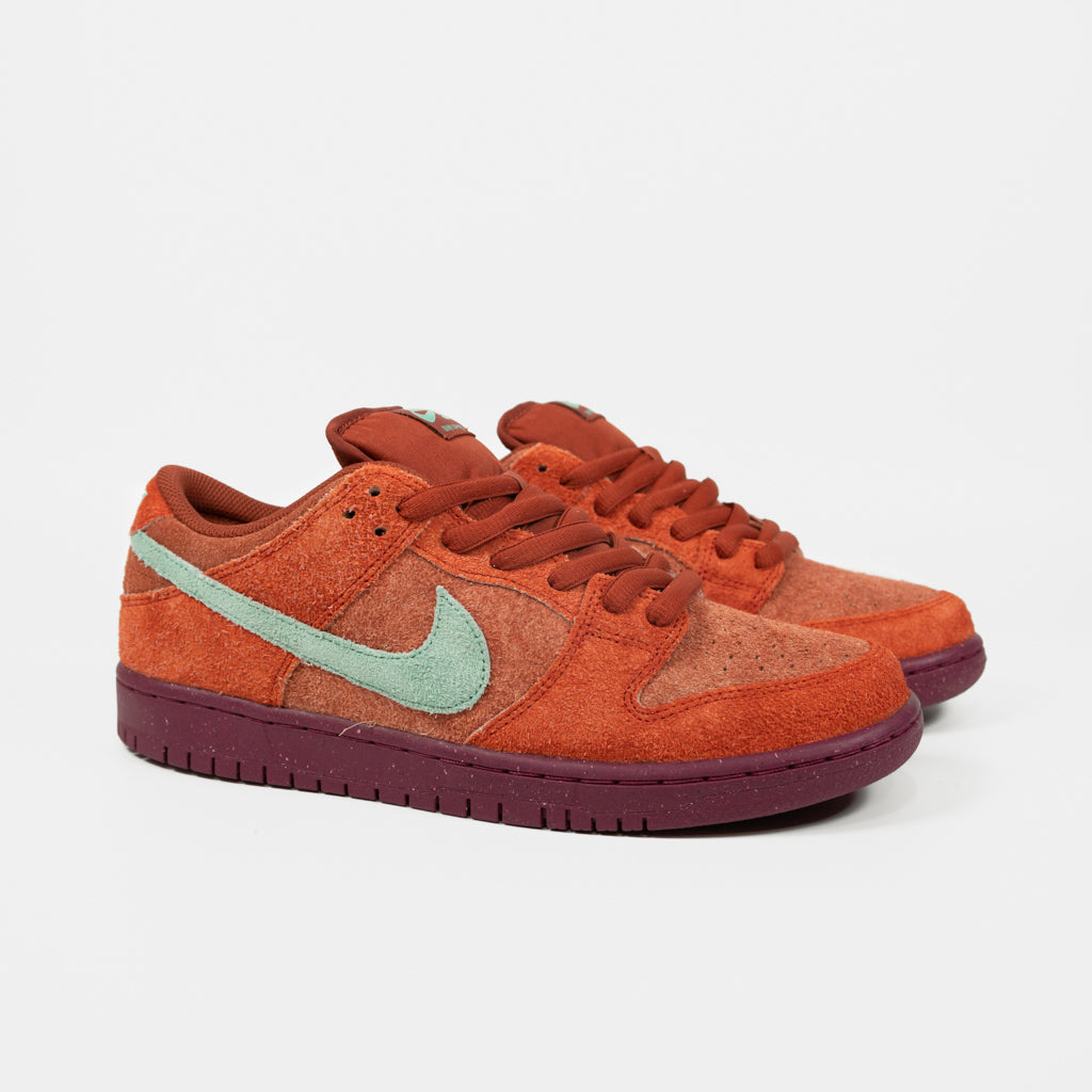 Nike SB - Dunk Low Pro Shoes - Mystic Red / Emerald Rise - Rugged