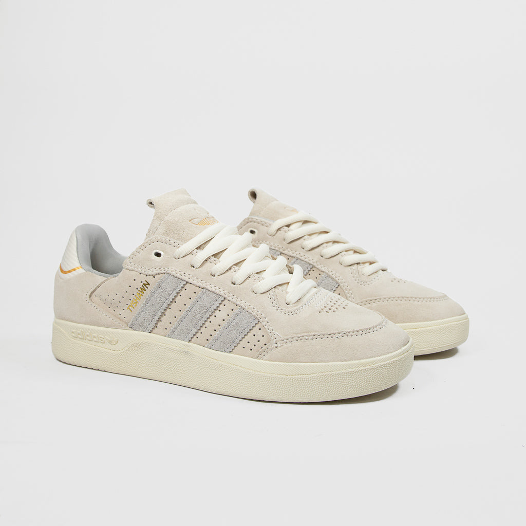 Local adidas hotsell originals unicenter telefono